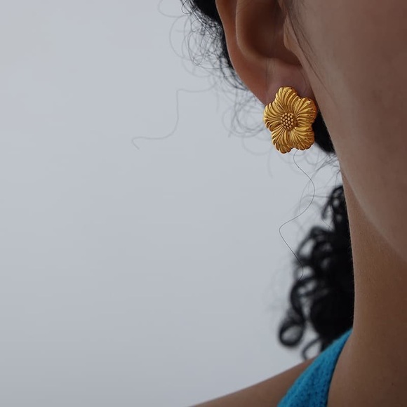 NEW💎18K Gold Flower Stud Earrings*Floral Earrings - Picture 2 of 5